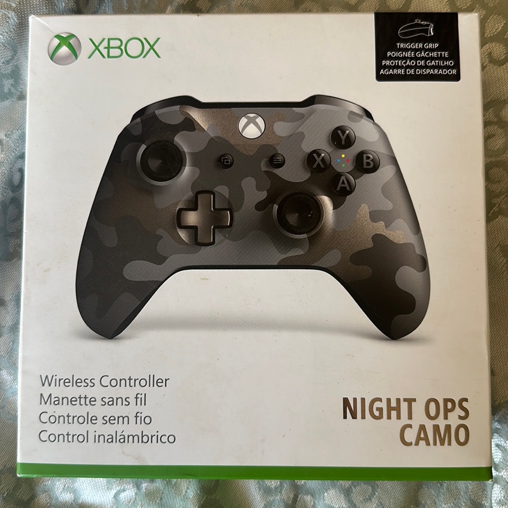 LIKE NEW. Night ops camo X-Box controller